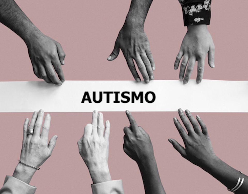 mãos tocando faixa com dizer "Autismo". Imagem em fundo rosa